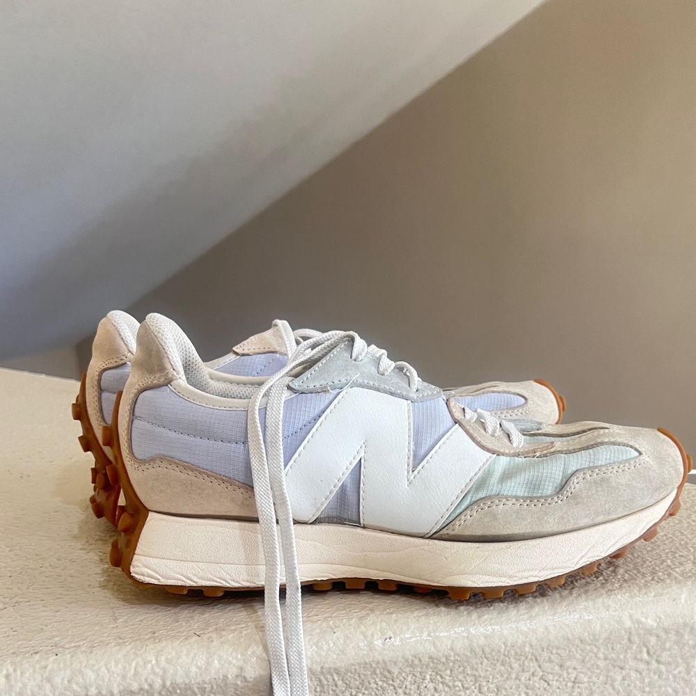 New Balance 327 White Gum Women 8.5 Suede Runner Low Profile Shoe sneaker